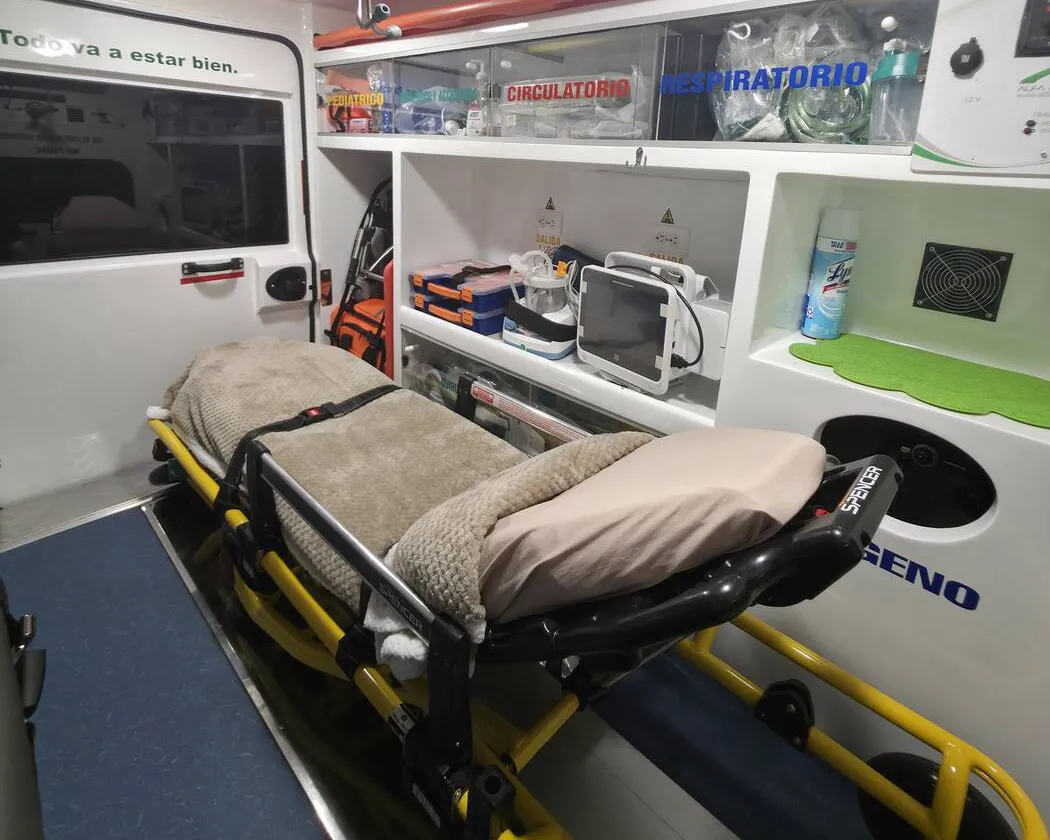 Interior equipado de la ambulancia: camilla, monitor y equipo de soporte vital
