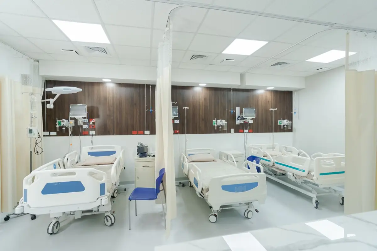 Área de Urgent Care de GyV Medical con camillas y monitores